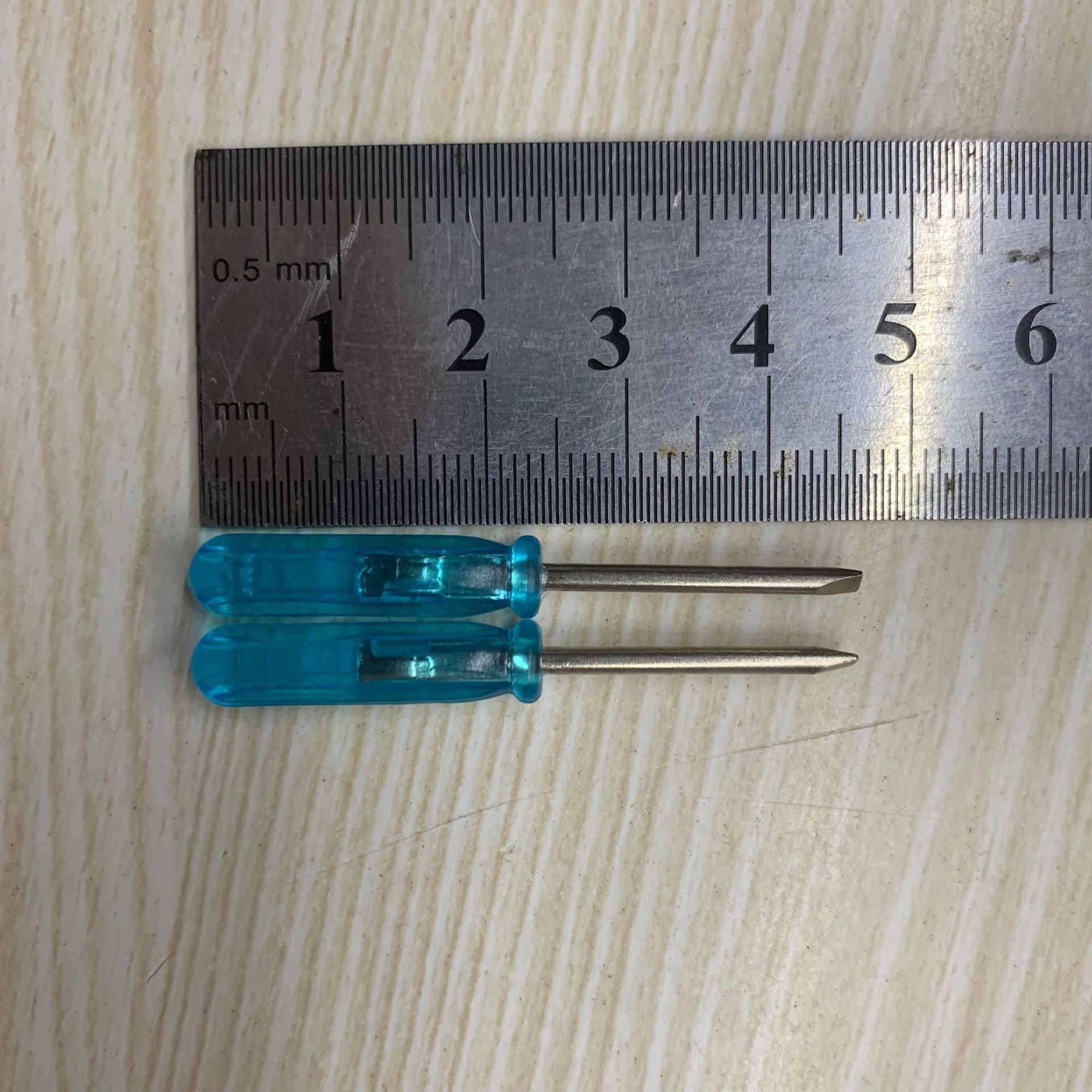 Crystal blue screwdriver handle, 45mm in length, mini screwdriver, mobile phone repair tool, toy delivery undefined