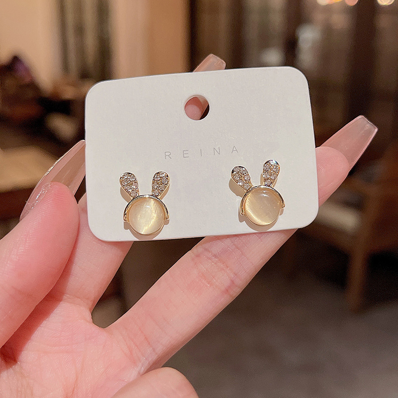 The small rabbit-head ear stud earrings from Dongdaemun, South Korea, are designed with a unique and distinctive cat's eye stone style. They are high-end and diamond-encdiamond earrings for women full figure