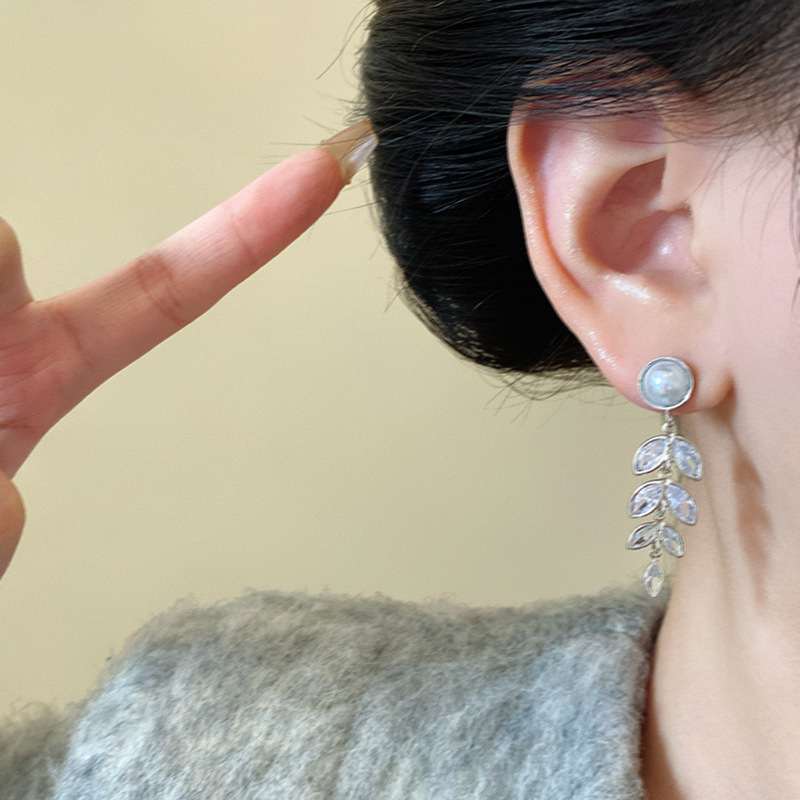 Wheat ear zircon tassel pearl earrings, women's light luxury, versatile, high-end and elegant stud earrings, 925 silver needle autumn and winter earrings Application Scenario