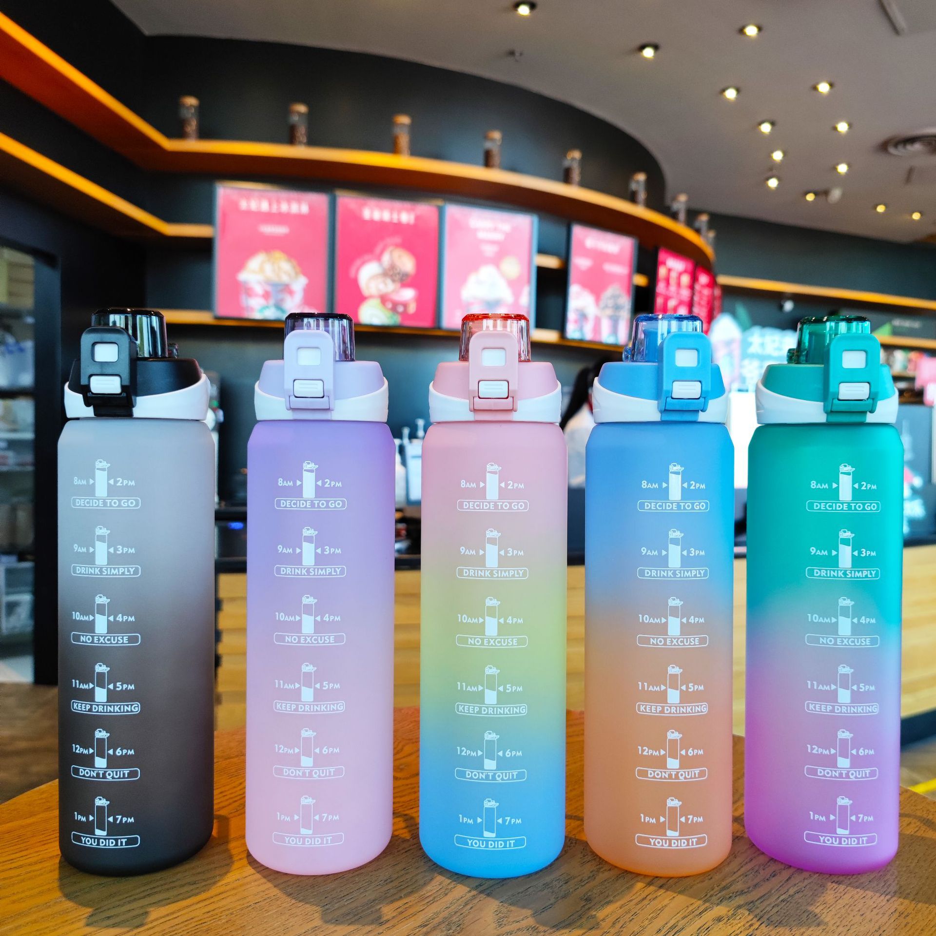 Summer scale gradient color plastic water bottle, frosted sports water bottle, portable handle, bouncy lid with tea strapping, portable cup full figure