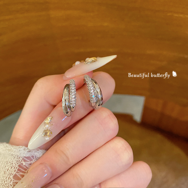 Micro-inlaid zircon circular stud earrings for women on Instagram, a trendy and versatile, niche Korean light luxury exquisite earring accessory, a bestseller full figure