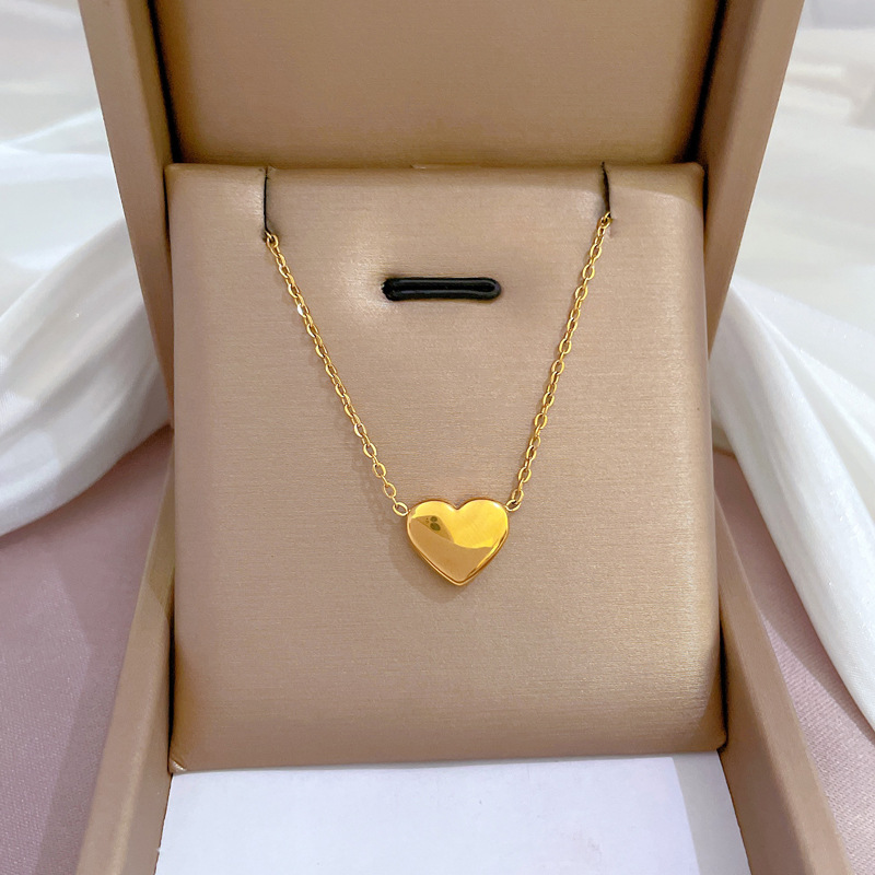 【 All-titanium Steel 】 Bright and heart-shaped exquisite gold necklace inside the furnace, a female Instagram influencer collarbone chain accessory full figure