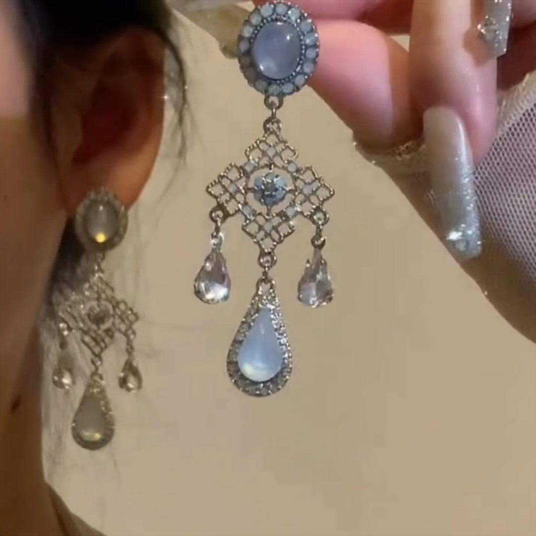 Silver needle diamond-encrusted oval water drop geometric tassel stud earrings, Korean-style light luxury high-end earrings, individual and elegant earrings details Picture