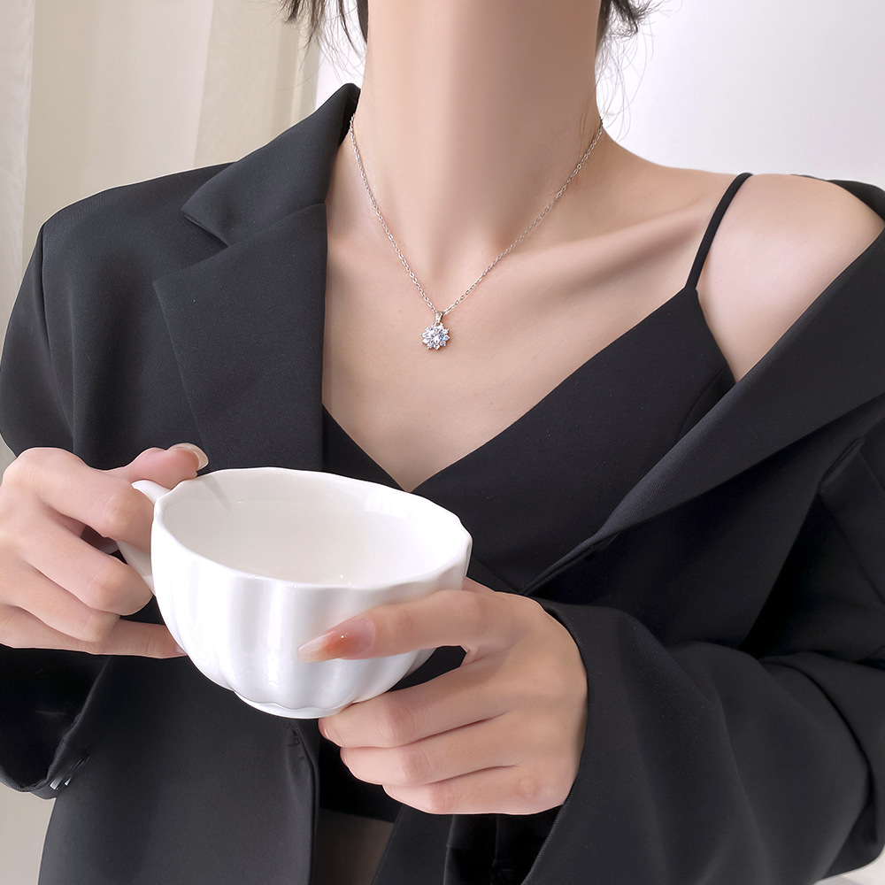 Korean version silver small floral pendant titanium steel necklace, women's full diamond light luxury style Internet celebrity collarbone chain 2024 new style accessory Application Scenario