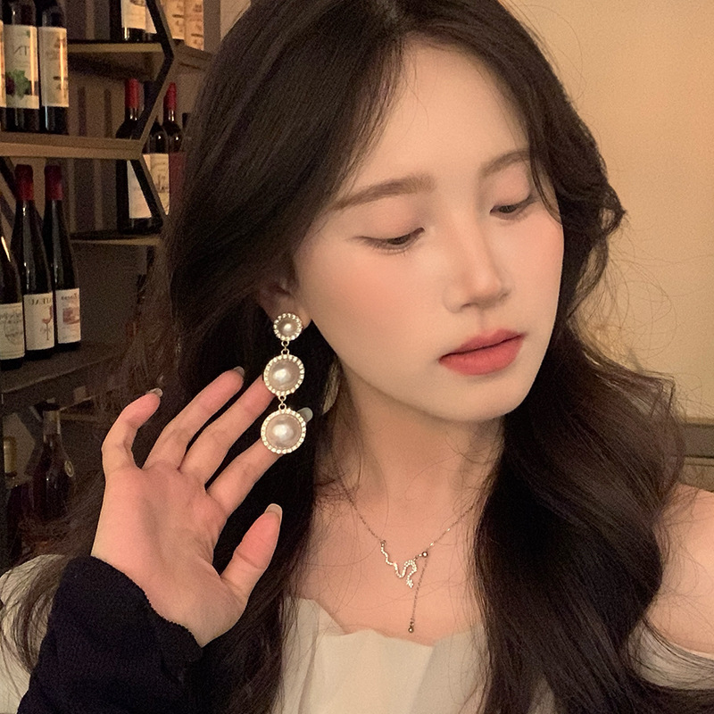 European and American exaggerated Baroque pearl earrings, women's retro and high-end feel, full diamond pearl stud earrings, light luxury and cold style earrings Application Scenario