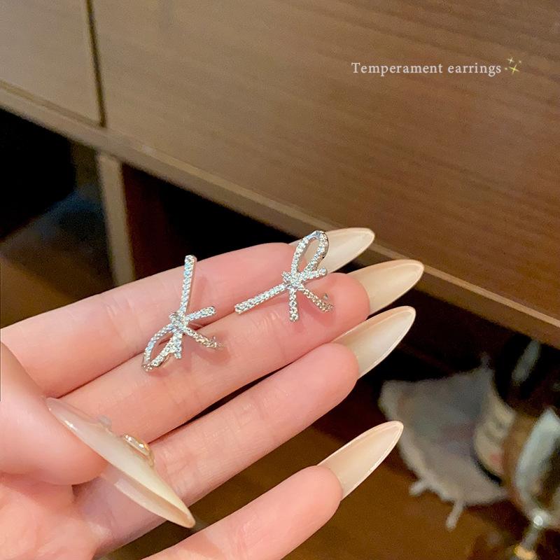 Slightly inlaid with zirconium super-sparkling irregular bow stud earrings, this round face earpiece exudes a cold and luxurious feminine charm with a high-end feel full figure
