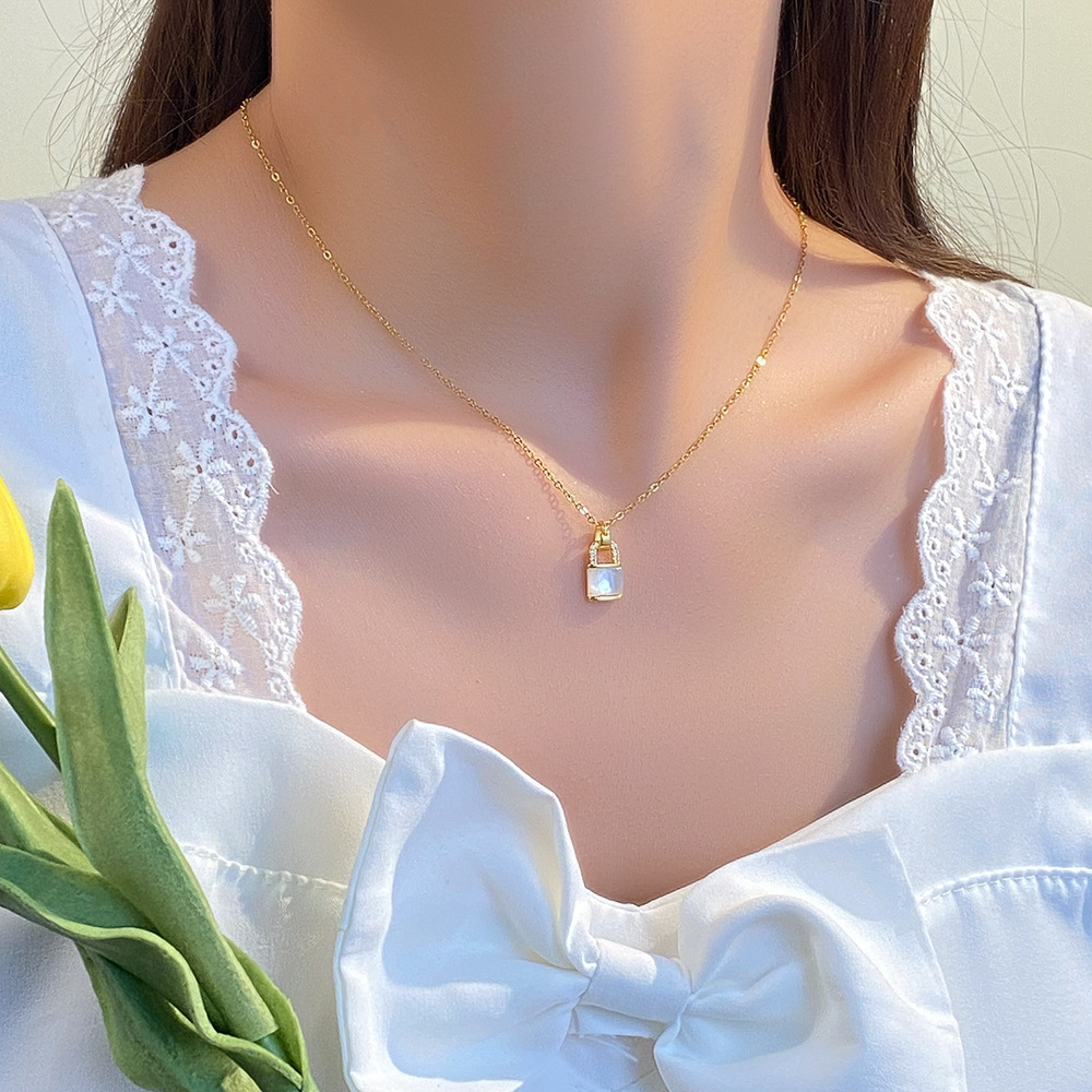 Exquisite zircon pendant from Japan and South Korea, titanium steel necklace, simple and versatile for women, popular collarbone chain, fashionable and light luxury accessory Specification drawing