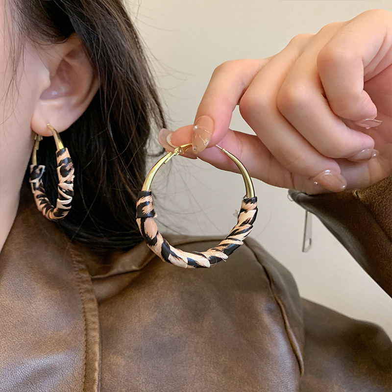 Round leopard print leather ear ring earrings for women, S925 silver needle, European and American geometric style, high-end circle earrings wholesale details Picture