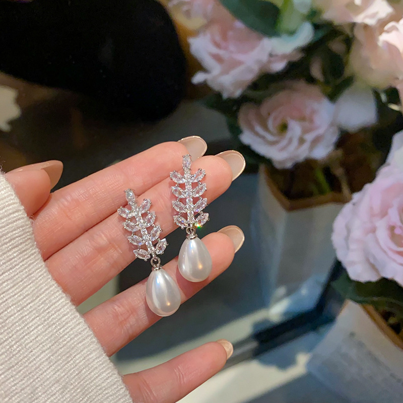 Simple and exquisite zircon wheat ear studs, versatile for women's charm, pearl tassel earrings, fashionable bestsellers, high-end earrings full figure
