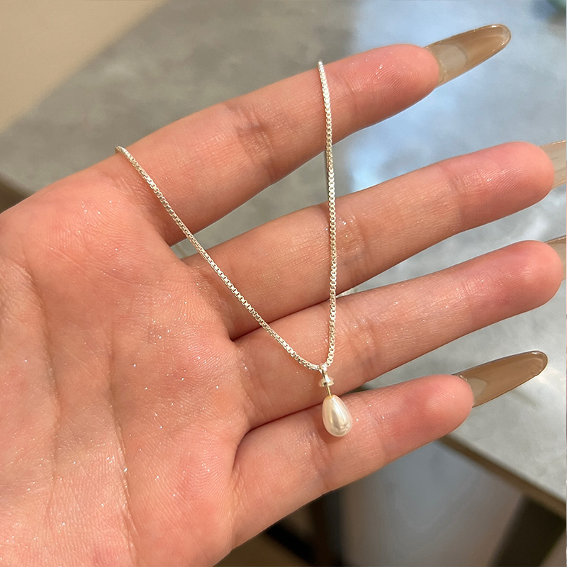 The minimalist chalcedony necklace is a niche design for women with a cold style. The round pendant exudes a commuting vibe in autumn and winter. It's a trend of collarbone chains details Picture