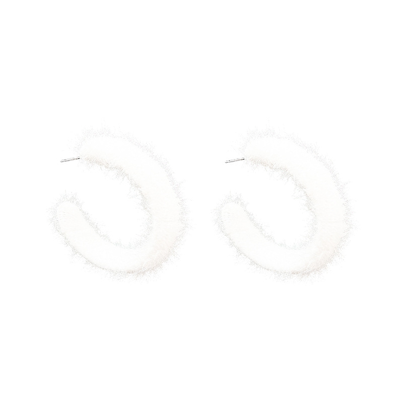 The slimming, fluffy C-shaped ear rings exude a sense of sophistication for women and are versatile and unique. New fashion ear studs and earrings from 2024 Item Picture