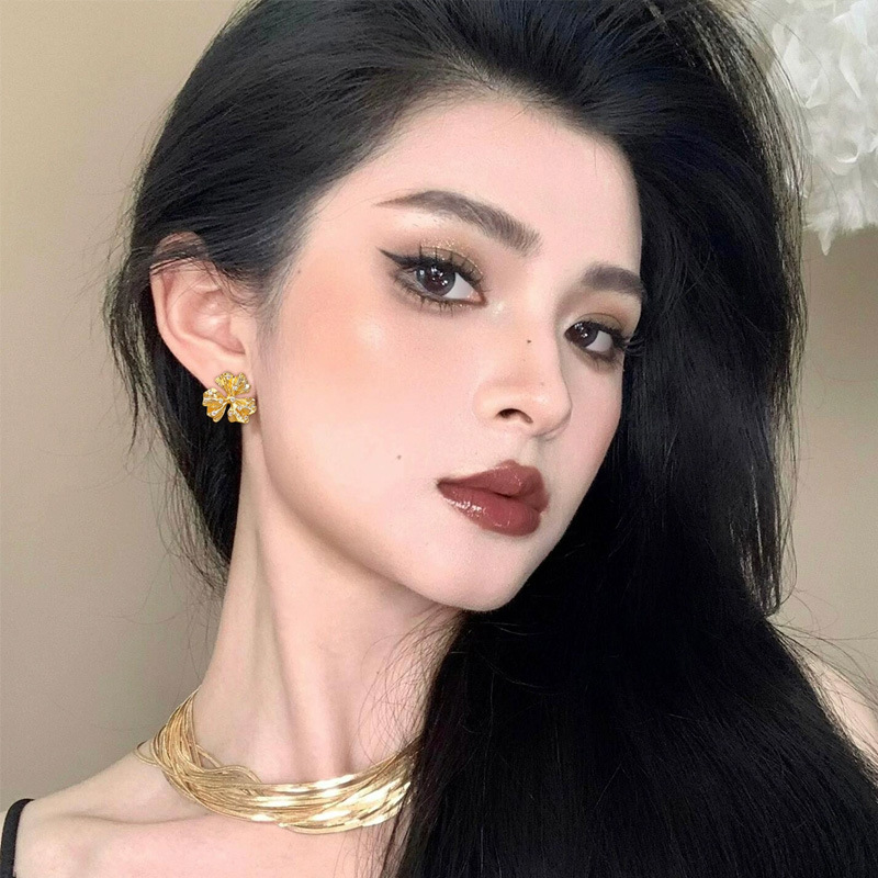 Sparkling diamond golden three-leaf flower stud earrings, high-end, niche, daily, exquisite, unique and beautiful earrings, retro earrings for women Specification drawing