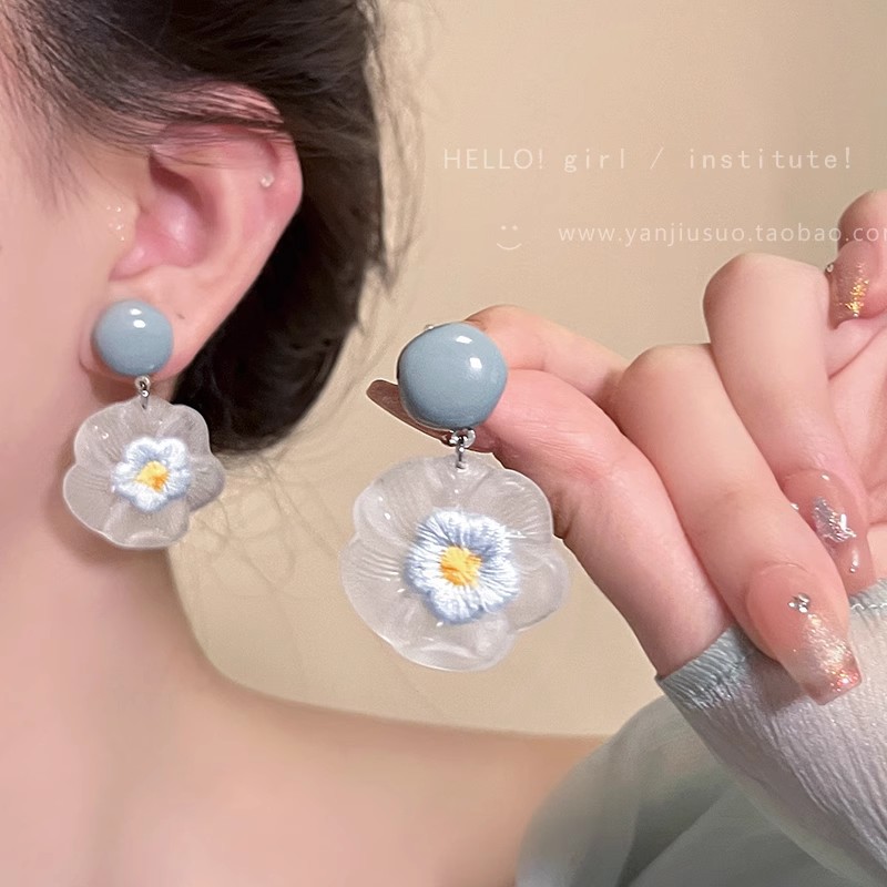 Light luxury and high-end transparent flower earrings, unique and niche for women, exaggerated round face slimming earrings, refreshing summer stud earrings full figure
