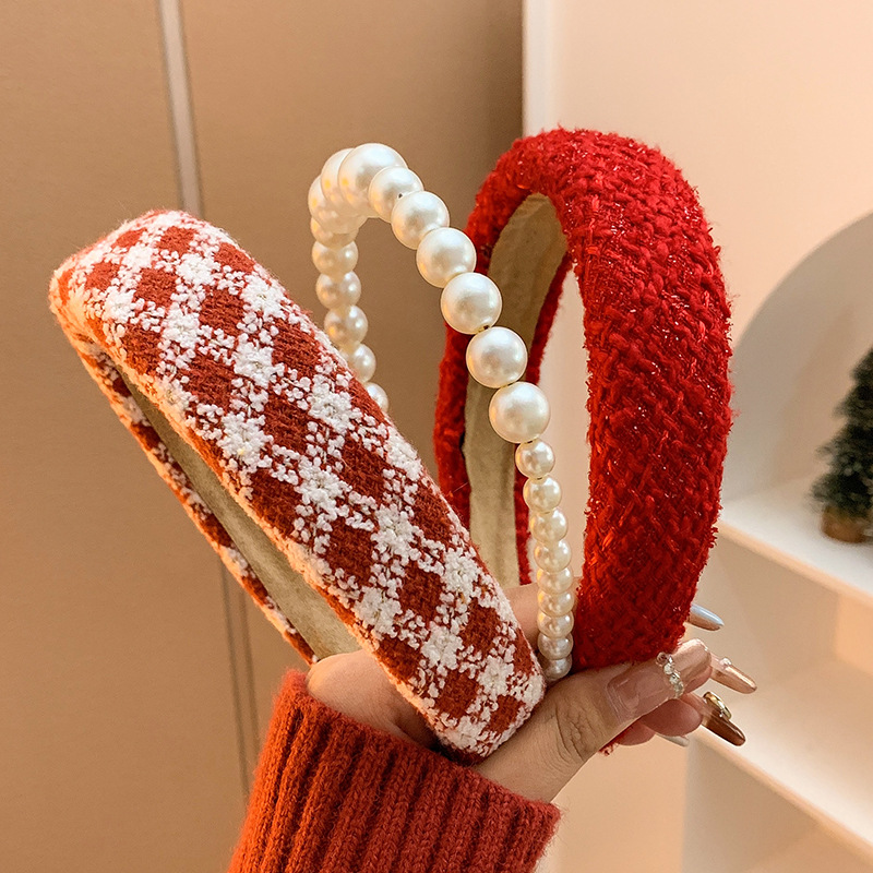 The 2022 New Year's style high top retro red hairband for women, a Korean Internet celebrity hair clipping headband with wide edges Application Scenario