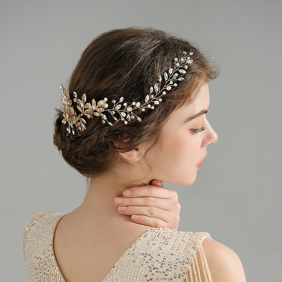 European and American accessories, hollowed-out flower pearl hair comb, retro gold long handcrafted hair band, Xiuhe evening dress, updo hair comb details Picture