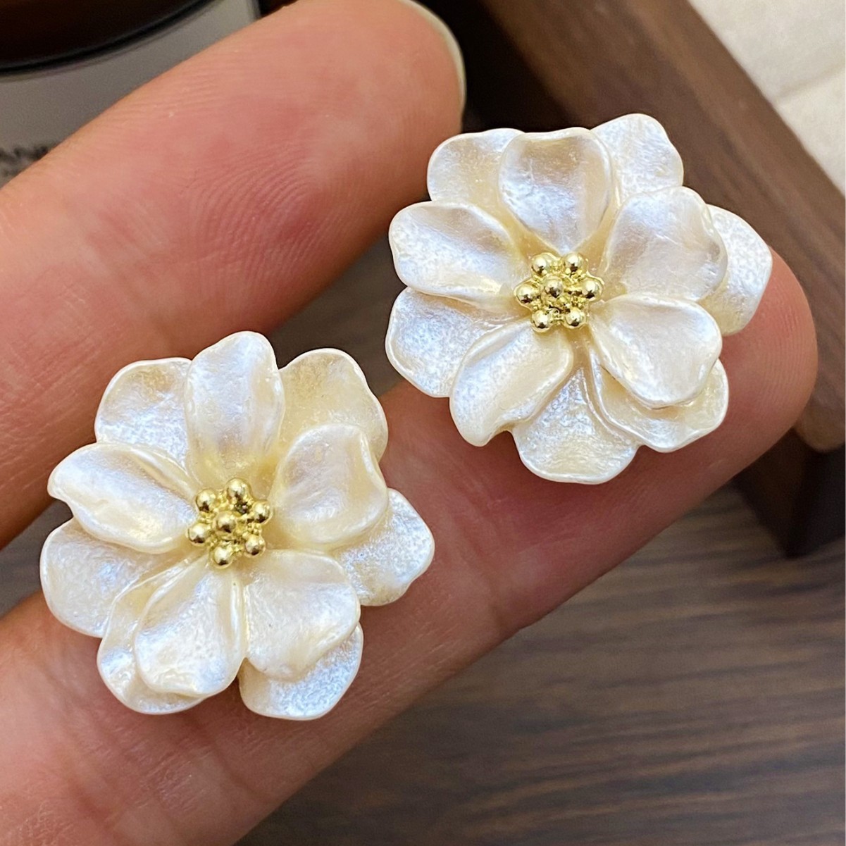 Spring is in full swing! Early spring camellia stud earrings for women, a light luxury and high-end niche earring, 2025 new retro earrings details Picture