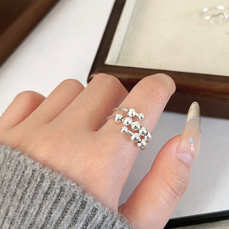 The same style of fashionable and simple ring on Xiaohongshu, with a light luxury and niche design for women. The opening is adjustable and it is a versatile accessory Application Scenario