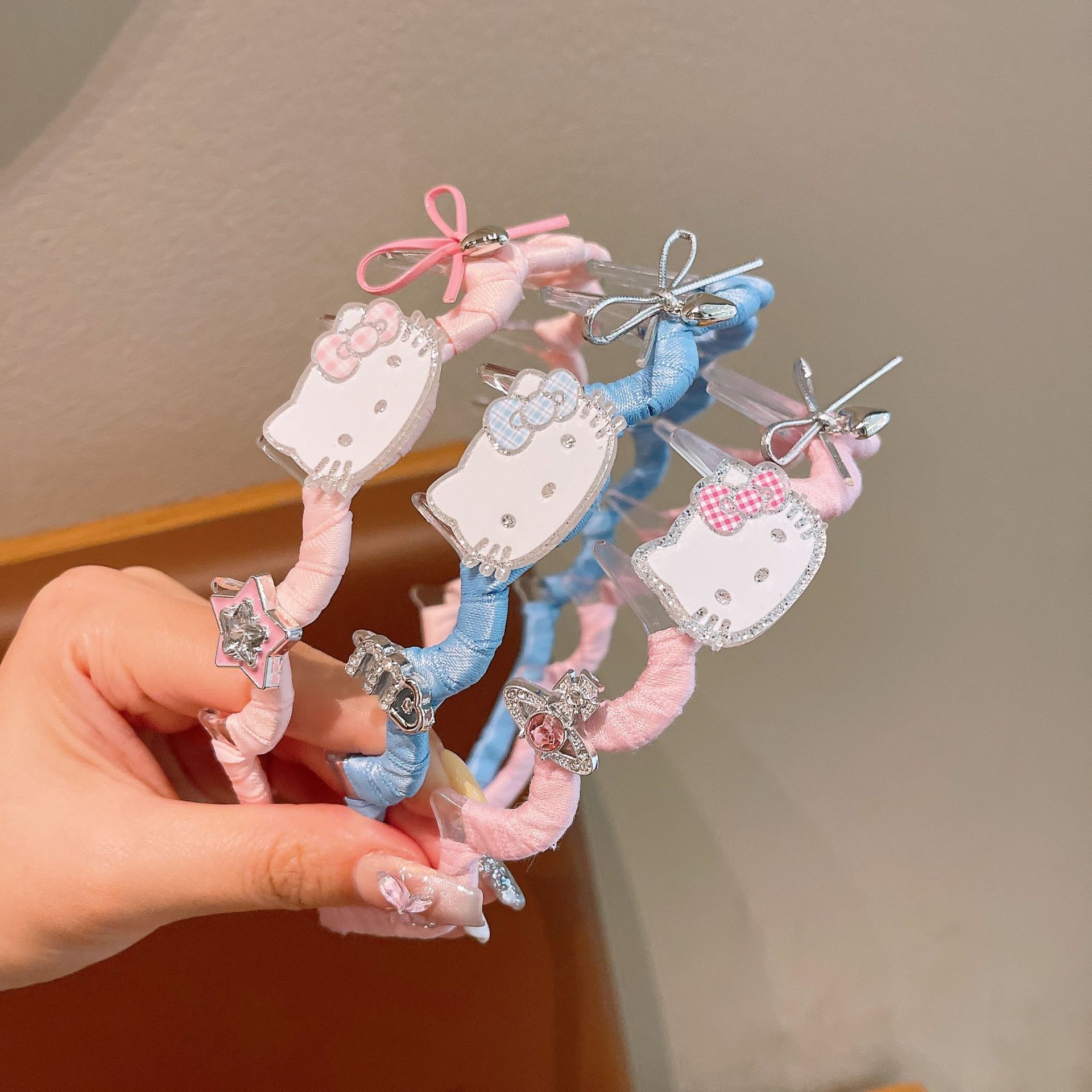 Cute Hello Kitty high headband with teeth, wavy hair band, women's face wash headband, hair clip, pressure hair accessory, hair accessory details Picture