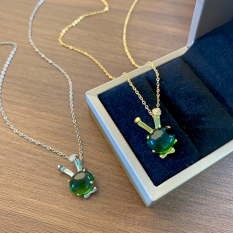 Fashionable and cute green glass little rabbit necklace, a unique and simple design for women, a popular collarbone chain accessory wholesale full figure