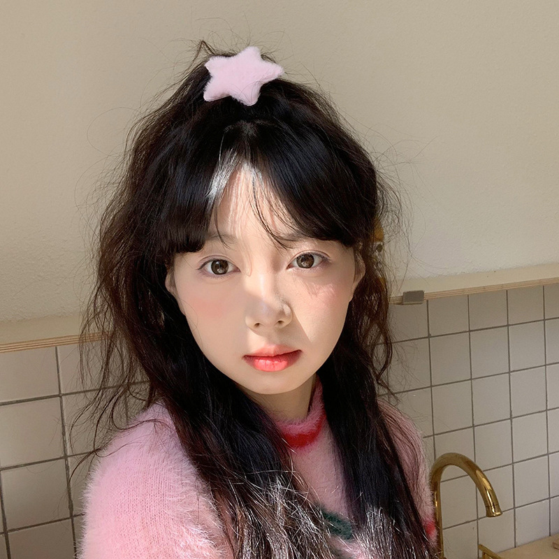 The plush star hair clip is cute and sweet. The five-pointed star hair clip is a autumn and winter collection for girls, featuring dopamine bangs and side hair clips Specification drawing