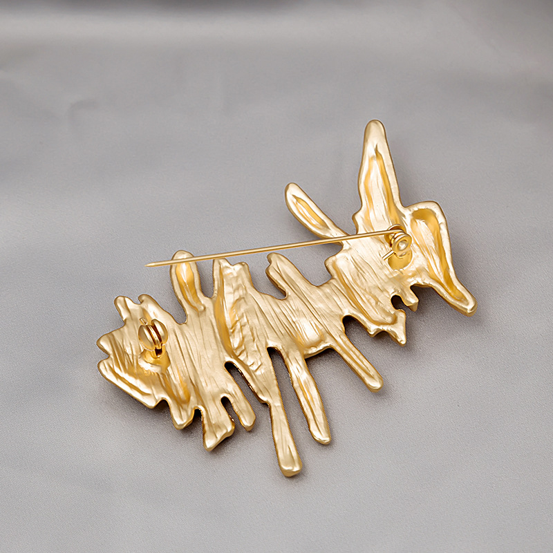 Japanese Harajuku style irregular geometric spring metal brooch, European and American grand design sense suit pin Application Scenario