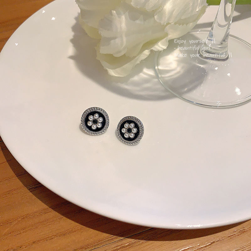 S925 Silver Needle Light Luxury retro black and white flower earrings, women's niche high-end design sense, versatile pearl stud earrings Application Scenario