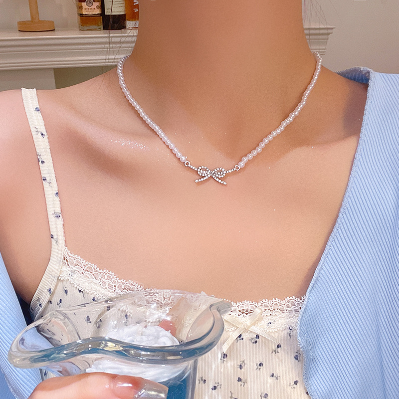 French bow pearl necklace for women's 2025 new bestseller collarbone chain, high-end and unique, a trendy accessory Application Scenario