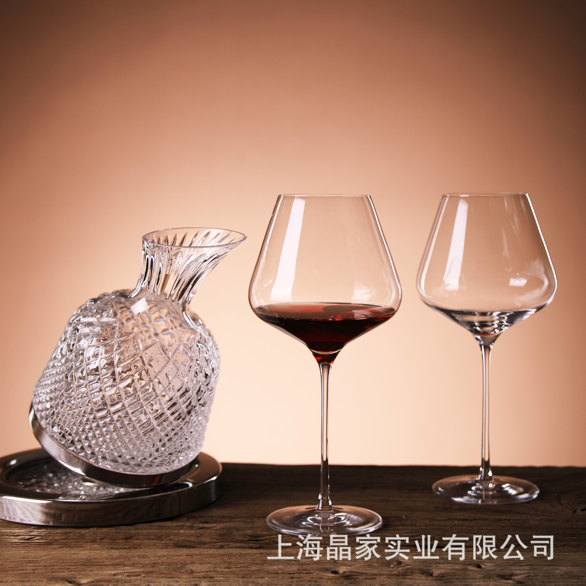 Cold-cut transparent all-red goblets, commercial hotel wine glasses, all-black glass red wine glasses available for wholesale with LOGO printing Application Scenario