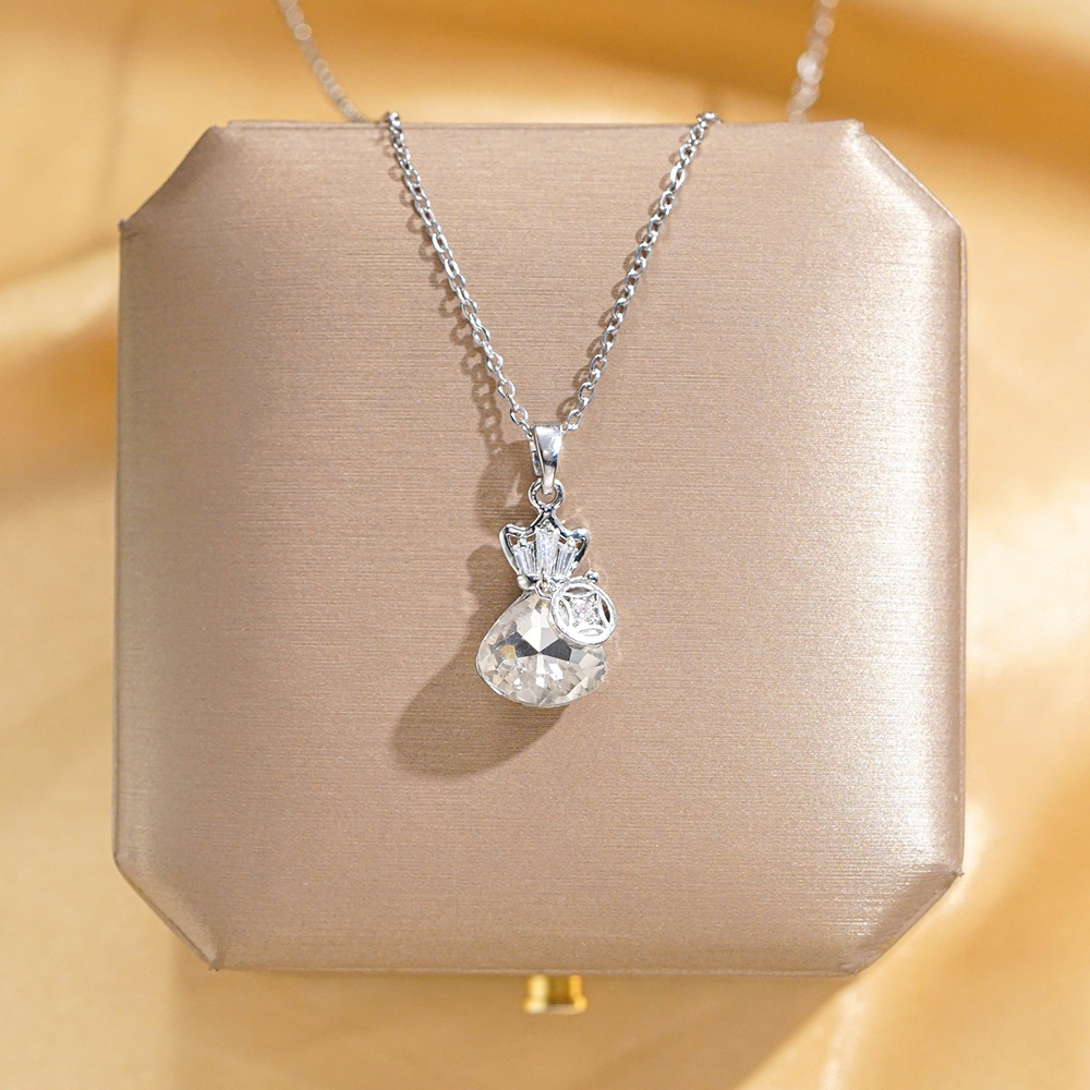 Japanese and Korean light luxury crystal "Fu" character money bag pendant titanium steel necklace, simple and versatile for women, popular collarbone chain, niche accessory full figure