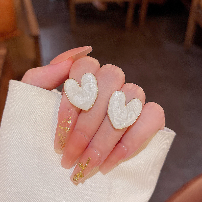 French retro heart-shaped oil-dropping earrings, a niche design for women with a sense of elegance and a touch of grace, Instags-style stud earrings, and sweet internet-famous earrings details Picture