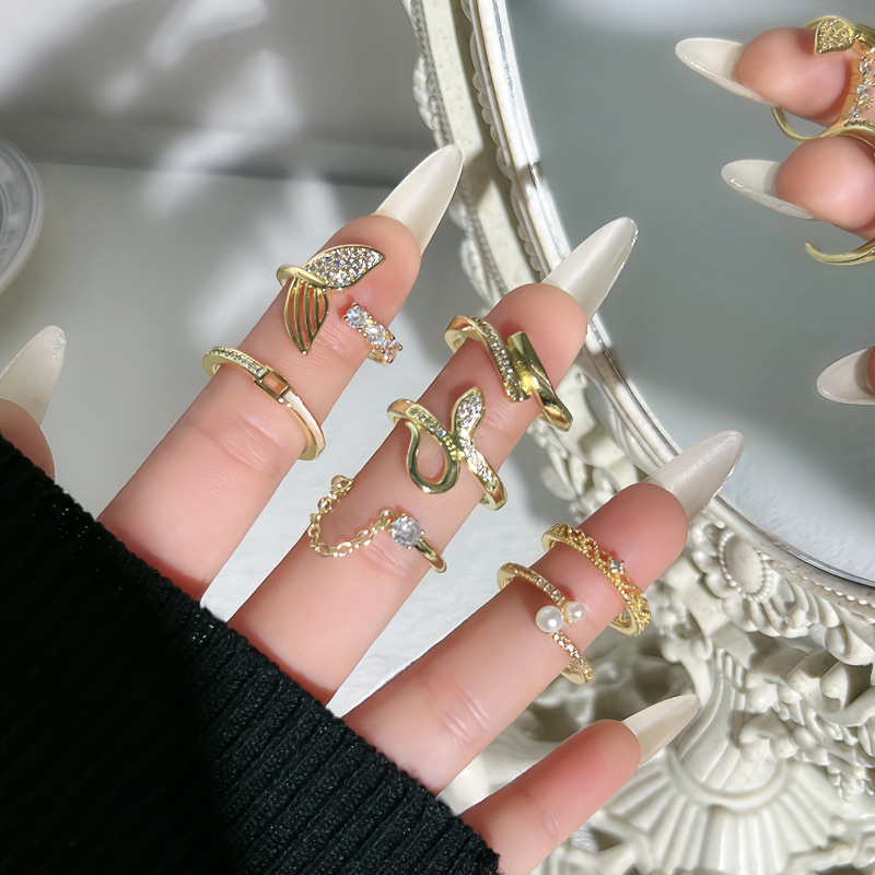 A niche design with a simple snake-shaped plain ring, a unique open ring, a women's chain, a retro and cold style ring, and a sweet and cool accessory Application Scenario