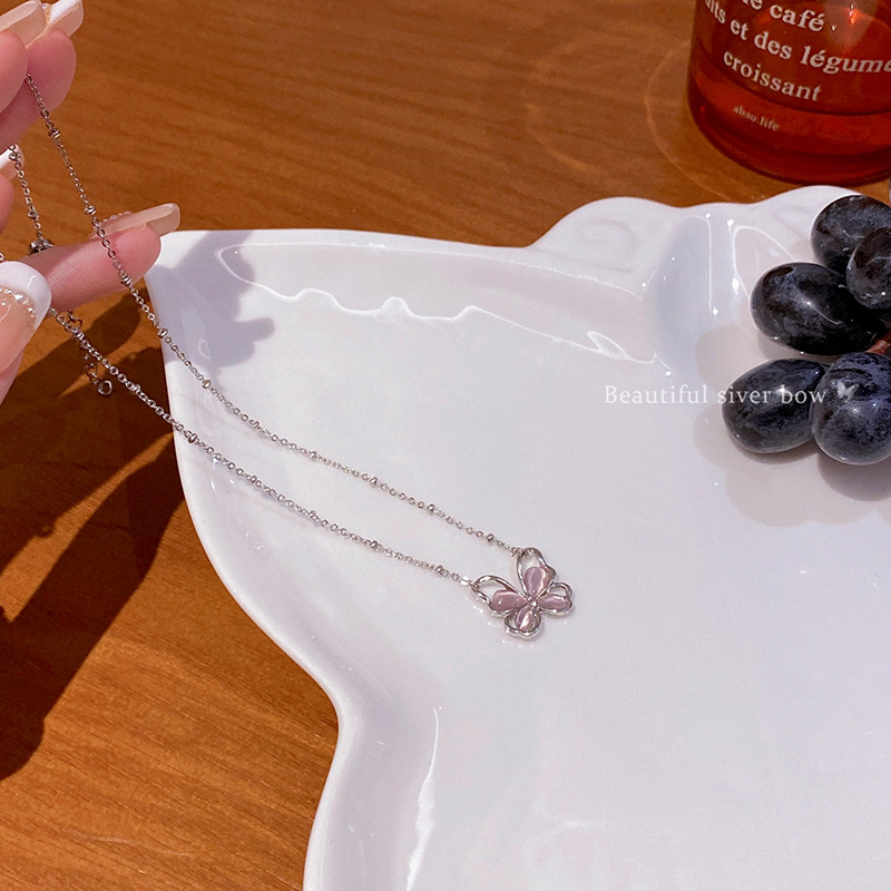 A sweet and new pink cat's eye butterfly necklace with a unique and fashionable female Instagram style collarbone chain, a popular and trendy neck chain Application Scenario
