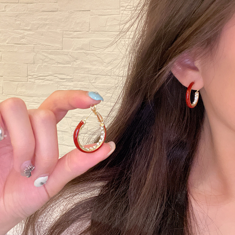 Light luxury, niche, super sparkling diamond-encrusted red circle earrings, versatile, elegant and high-end, Encore red geometric stud earrings Specification drawing