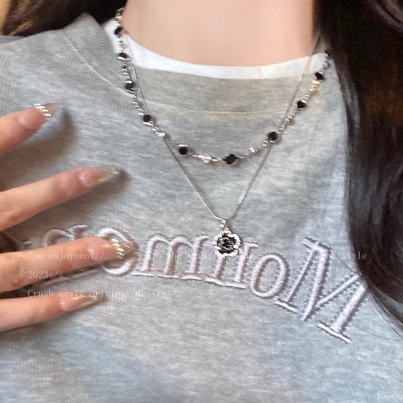 A double-layered black camellia pendant necklace with a feminine Chanel style, a niche design and a high-end feel. It's a hoodie chain and a collarbone chain Specification drawing