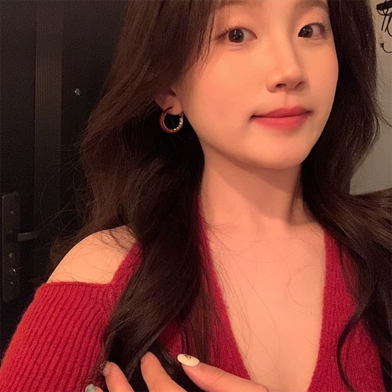 Light luxury, niche, super sparkling diamond-encrusted red circle earrings, versatile, elegant and high-end, Encore red geometric stud earrings Application Scenario