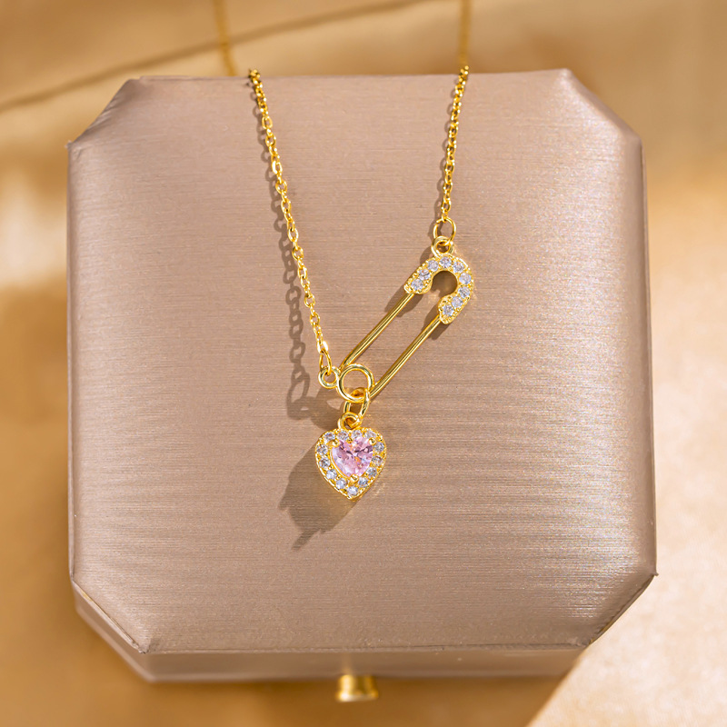 Korean version niche design sense pin heart pendant titanium steel necklace for women, simple and elegant light luxury style collarbone chain wholesale full figure
