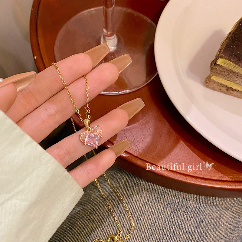 Sweet pink zircon heart-shaped necklace for women, light luxury, super ethereal charm, versatile collarbone chain, heart-shaped best-selling necklace accessory full figure