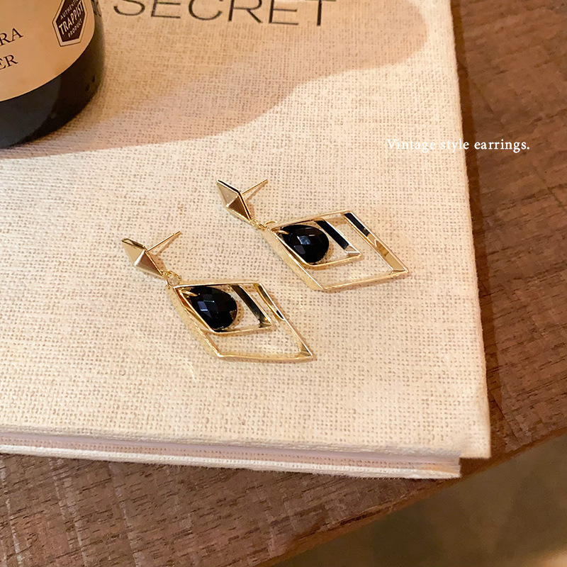 European and American style retro rhomboidal black teardrop earrings for women, simple and individual, versatile long earrings, elegant and trendy earrings Specification drawing