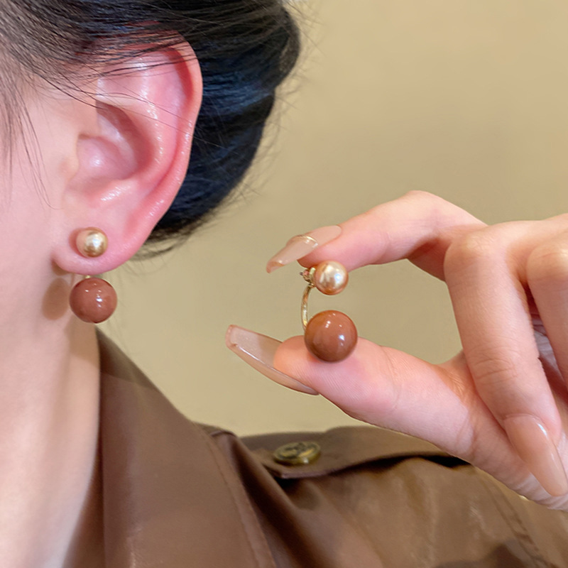 Retro coffee-colored Maillard round ball earrings, a niche design for women's spring and summer, with a high-end feel and a light luxury style details Picture
