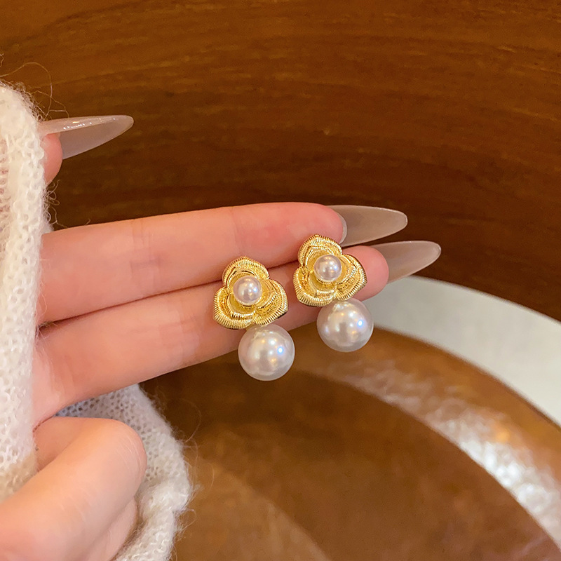 Golden camellia pearl earrings for women, with a light luxury, niche and high-end feel, unique stud earrings, elegant and exquisite, are popular earrings on the Internet full figure