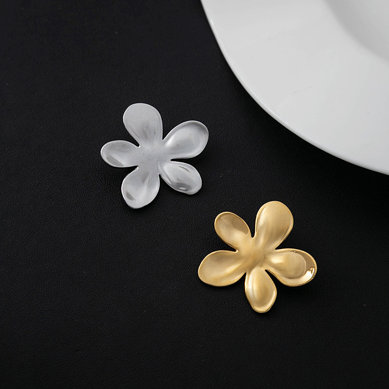 Wholesale of cross-border exaggerated petal brooches from Europe and America, featuring a unique and simple commuting style and versatile floral clothing accessories full figure