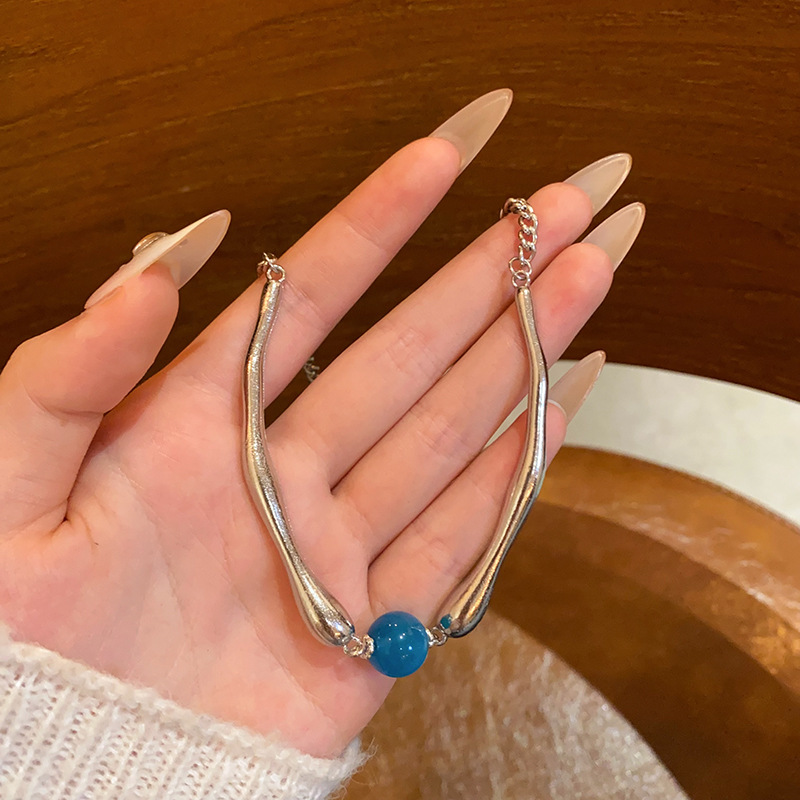 A cool blue imitation agate stone necklace with a cold and elegant feminine charm. An irregular beaded collarbone chain is a trendy accessory details Picture