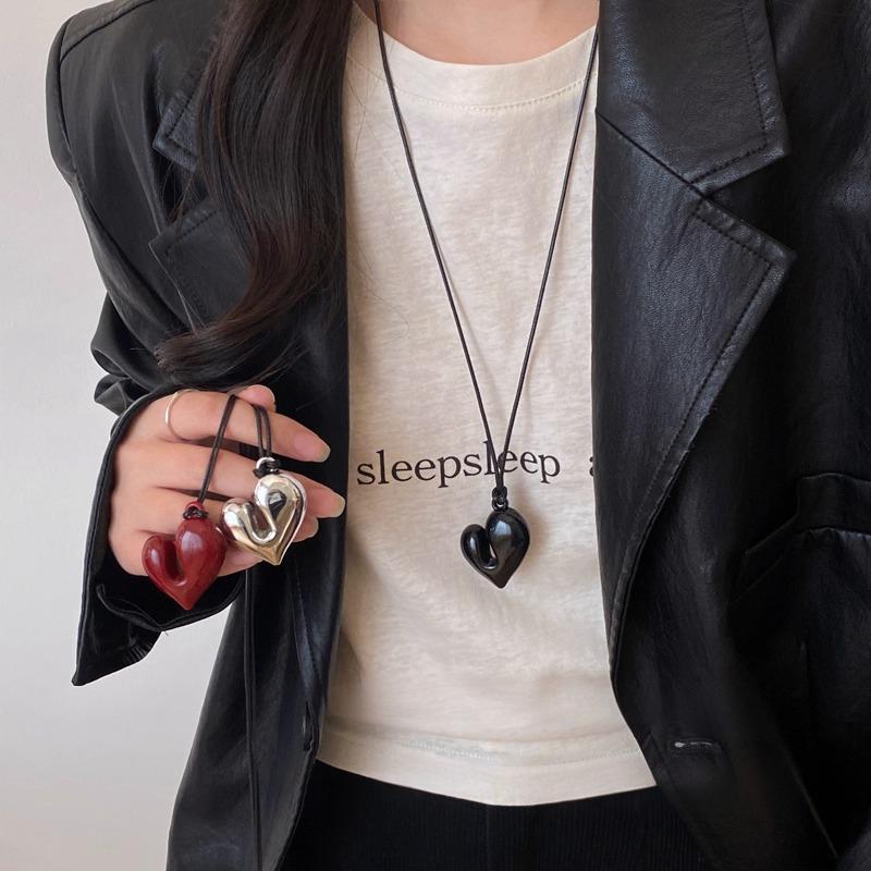 The same heart-shaped necklace as the blogger Reina, a high-end black rope halter sweater chain for women, and a long pendant accessory for spring and summer full figure