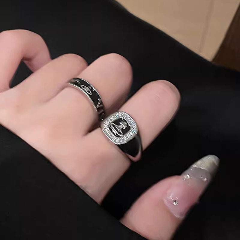 The European and American personalized Saturn ring is a high-end, versatile, light luxury, trendy and niche design. It is a zircon planet open ring full figure
