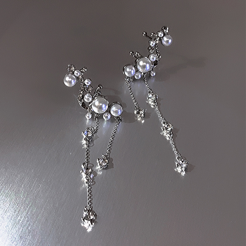 Pearl tassel ear bone clip earrings, a niche design with a cold and elegant feminine style, exude a sense of sophistication and are versatile. Wholesale of trendy and stylish earrings Application Scenario