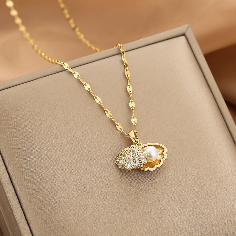 Korean 18k rose gold shell pearl pendant that doesn't fade, a popular diamond-encrusted collarbone chain with a niche design sense full figure