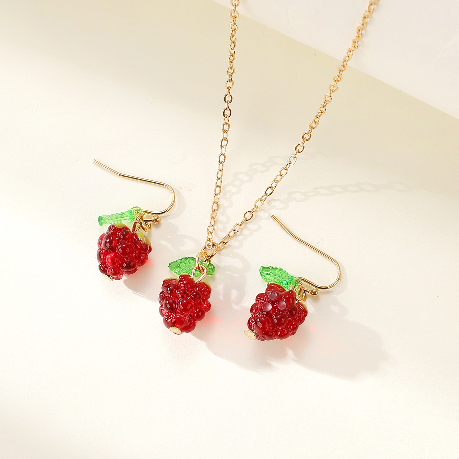 Retro light luxury raspberry and raspberry earrings and necklace set, high-end and fashionable women's jewelry set of three pieces Specification drawing