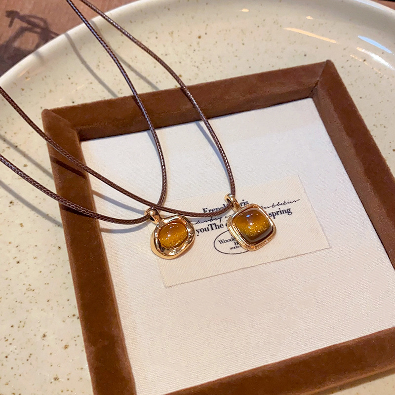Autumn and winter tiger's eye stone leather rope pull-out necklace for women, Maillard long sweater chain, personalized collarbone chain autumn and winter accessories Specification drawing