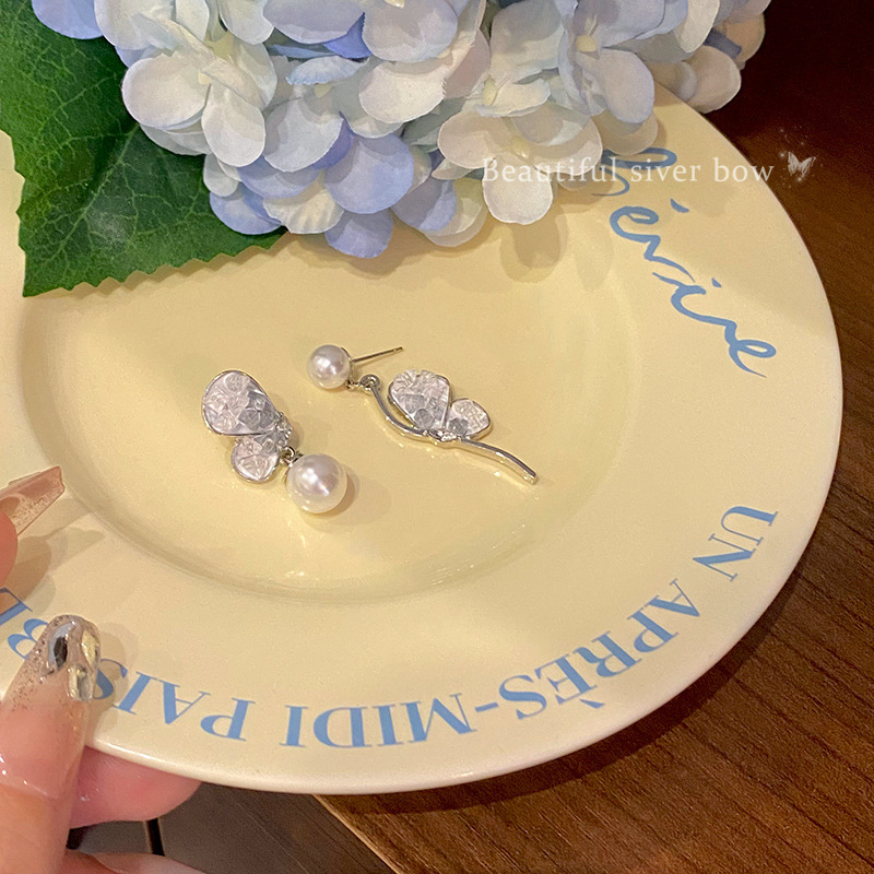 In summer, the blue crystal pearl earrings exude a sense of high-end luxury for women, featuring butterfly stud earrings and long earrings and earrings Application Scenario