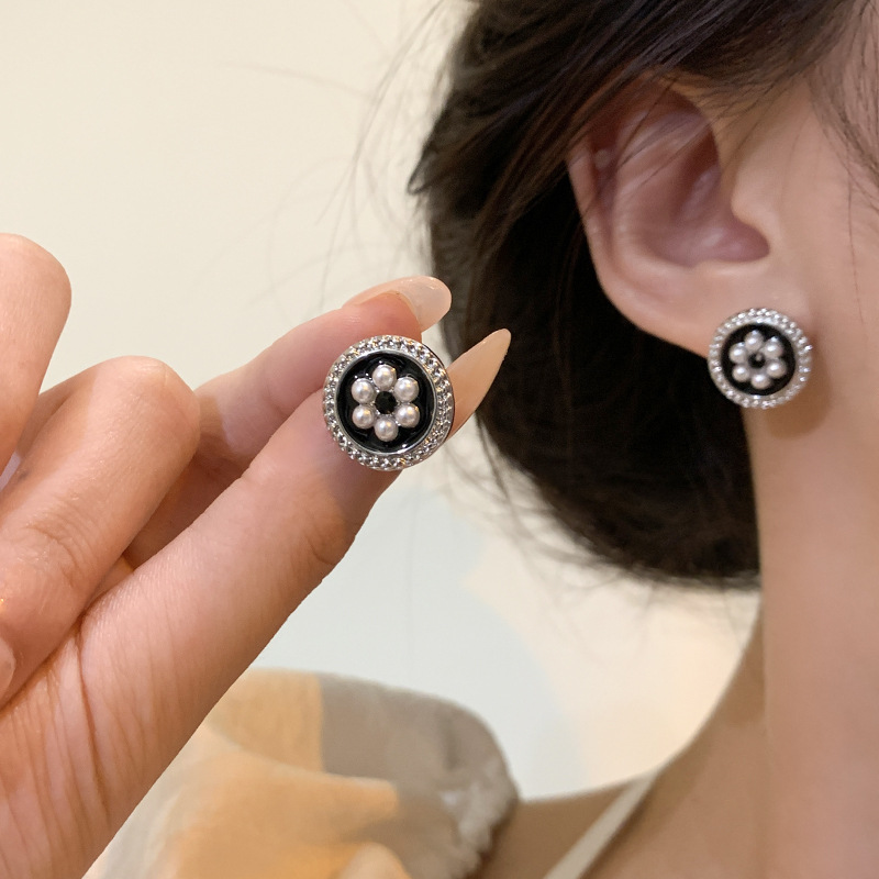 S925 Silver Needle Light Luxury retro black and white flower earrings, women's niche high-end design sense, versatile pearl stud earrings details Picture